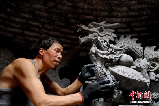 图为刘泉创作的古建脊兽泥塑。 徐振华 摄