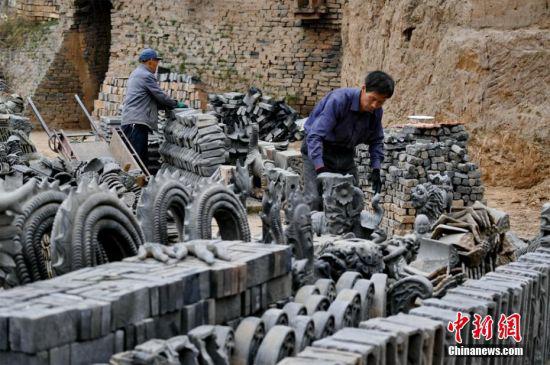 图为刘泉在自己创办的泥塑公司忙碌。 徐振华 摄