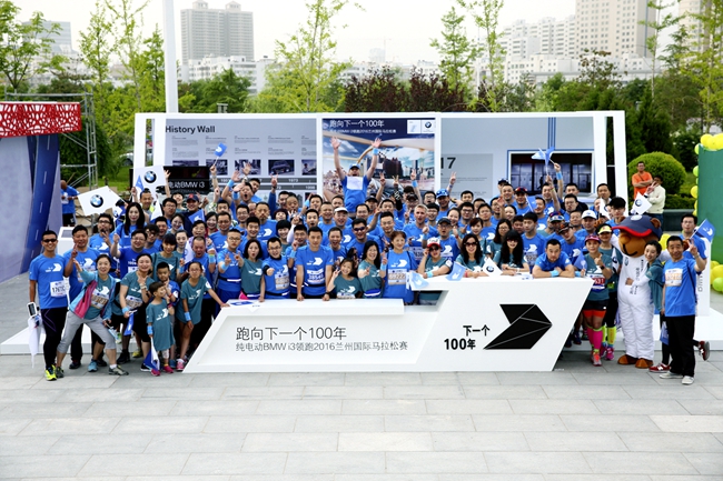 马拉松和跑步运动近些年在<a href=http://www.cngansu.cn/news/shizhou/ target=_blank class=infotextkey>中国</a>快速兴起。2015年<a href=http://www.cngansu.cn/news/shizhou/ target=_blank class=infotextkey>中国</a>注册马拉松赛事举办近100场,越来越多的城市将马拉松赛事作为城市新名片。与此同时,马拉松运动以其积极、健康且参与零门槛的特性不断吸引着更广泛的人群加入到跑步阵营中来。越来越多的跑者因为跑步,因为马拉松运动而感受到了一种全新的探索极限、超越自我的奔跑之悦,进而改变了自己原有的生活方式,开启了更加绿色、健康、可持续的新生活。