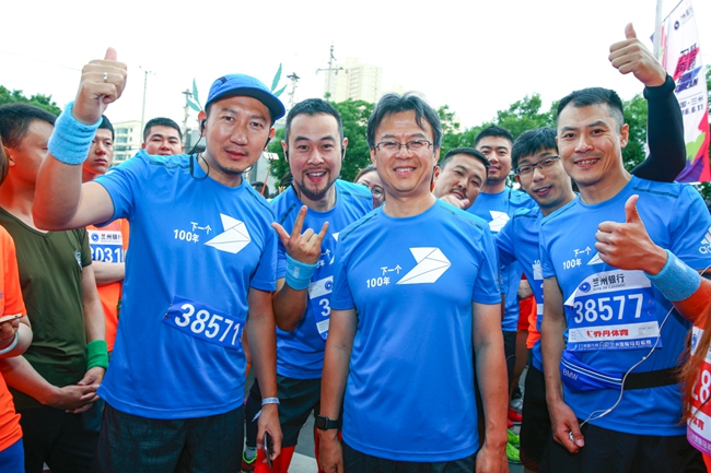 马拉松和跑步运动近些年在<a href=http://www.cngansu.cn/news/shizhou/ target=_blank class=infotextkey>中国</a>快速兴起。2015年<a href=http://www.cngansu.cn/news/shizhou/ target=_blank class=infotextkey>中国</a>注册马拉松赛事举办近100场,越来越多的城市将马拉松赛事作为城市新名片。与此同时,马拉松运动以其积极、健康且参与零门槛的特性不断吸引着更广泛的人群加入到跑步阵营中来。越来越多的跑者因为跑步,因为马拉松运动而感受到了一种全新的探索极限、超越自我的奔跑之悦,进而改变了自己原有的生活方式,开启了更加绿色、健康、可持续的新生活。