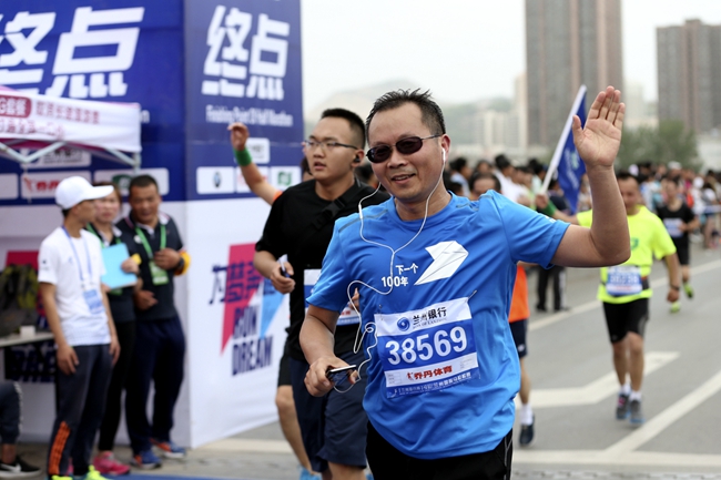 马拉松和跑步运动近些年在<a href=http://www.cngansu.cn/news/shizhou/ target=_blank class=infotextkey>中国</a>快速兴起。2015年<a href=http://www.cngansu.cn/news/shizhou/ target=_blank class=infotextkey>中国</a>注册马拉松赛事举办近100场,越来越多的城市将马拉松赛事作为城市新名片。与此同时,马拉松运动以其积极、健康且参与零门槛的特性不断吸引着更广泛的人群加入到跑步阵营中来。越来越多的跑者因为跑步,因为马拉松运动而感受到了一种全新的探索极限、超越自我的奔跑之悦,进而改变了自己原有的生活方式,开启了更加绿色、健康、可持续的新生活。