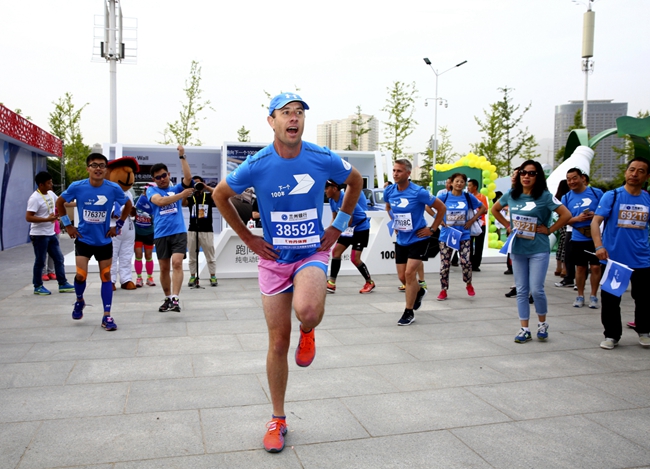 马拉松和跑步运动近些年在<a href=http://www.cngansu.cn/news/shizhou/ target=_blank class=infotextkey>中国</a>快速兴起。2015年<a href=http://www.cngansu.cn/news/shizhou/ target=_blank class=infotextkey>中国</a>注册马拉松赛事举办近100场,越来越多的城市将马拉松赛事作为城市新名片。与此同时,马拉松运动以其积极、健康且参与零门槛的特性不断吸引着更广泛的人群加入到跑步阵营中来。越来越多的跑者因为跑步,因为马拉松运动而感受到了一种全新的探索极限、超越自我的奔跑之悦,进而改变了自己原有的生活方式,开启了更加绿色、健康、可持续的新生活。