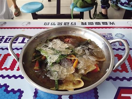 高校饭堂现“冰镇麻辣烫” “辣条炒饭”顿失色 高校饭堂现“冰镇麻辣烫” “辣条炒饭”顿失色