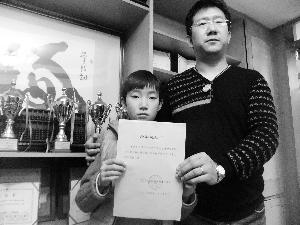 丁立群和辅导老师在一起。