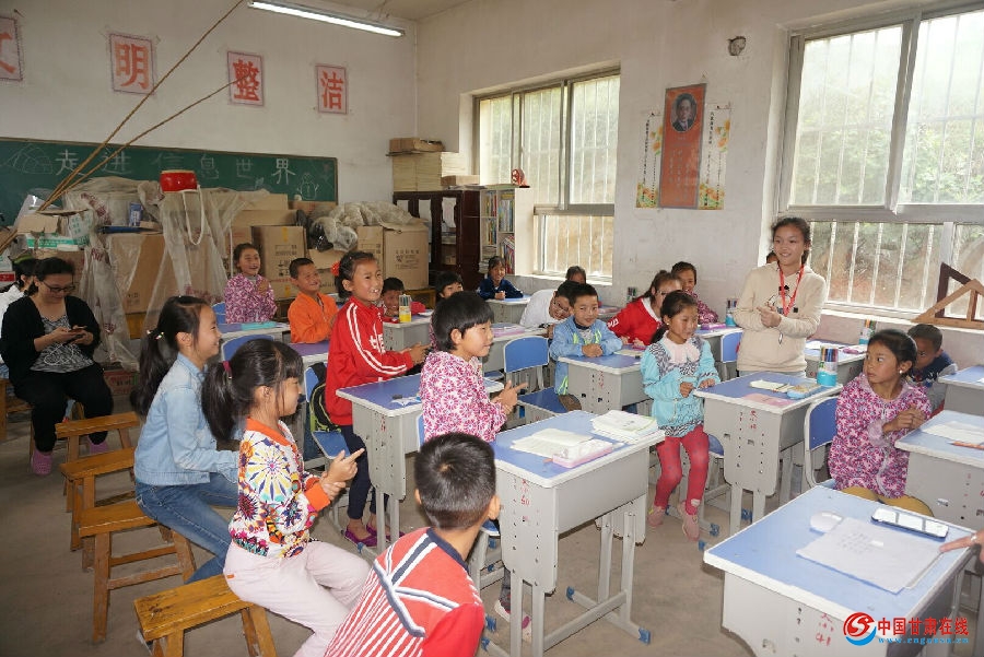 03 松树镇阳光希望小学学生与南京各小学学生代表玩游戏 云悻摄.jpg