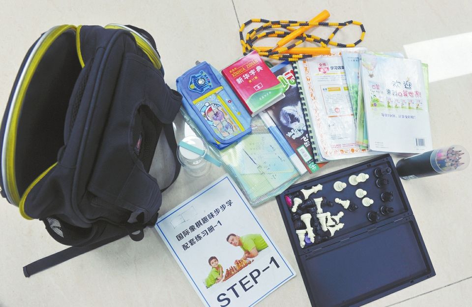 成都一小学一年级学生的书包。