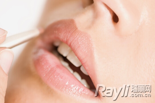 帮助闪闪润泽的唇彩效果维持更久