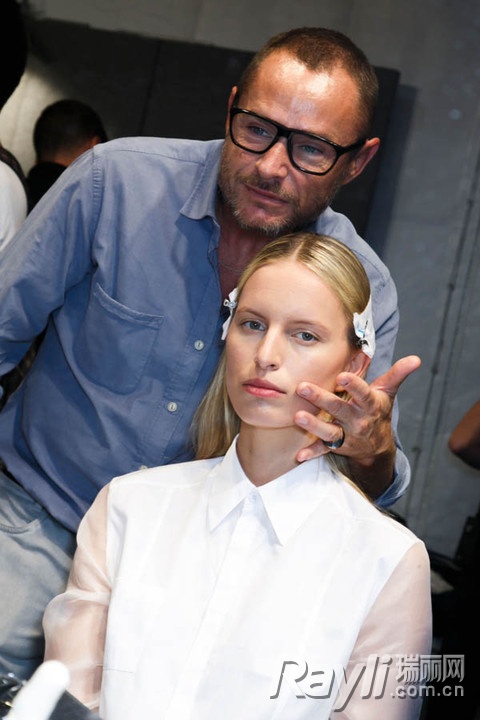 妆前乳之前,用纸巾轻压全脸