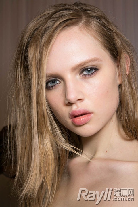 薄粉防眼线晕染