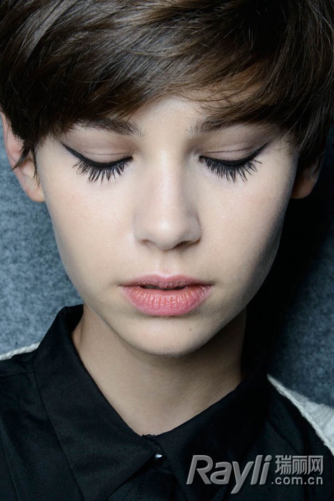 使用粉底液之后用海绵按压