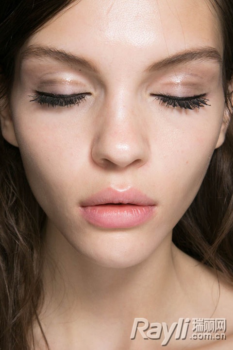 妆前先做好肌肤保水度