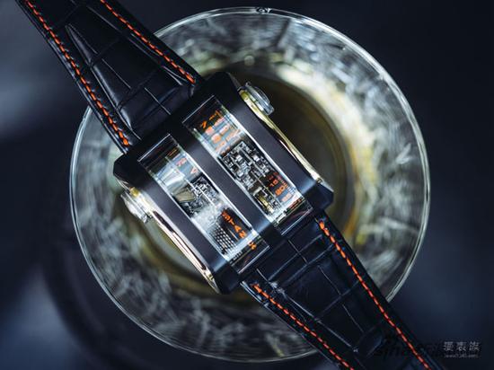 4CABESTAN TRAPEZIUM IN BLACK PVD-TREATED TITANIUM