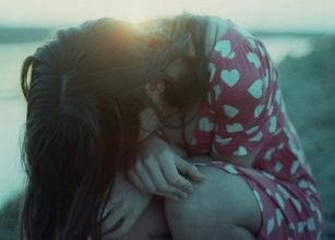 19岁妈妈楼道里产子