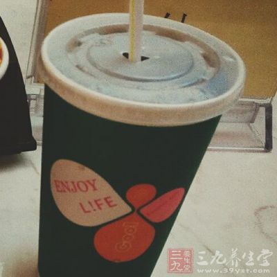 这些行为其实已经深深伤害了牙齿 喝碳酸饮料