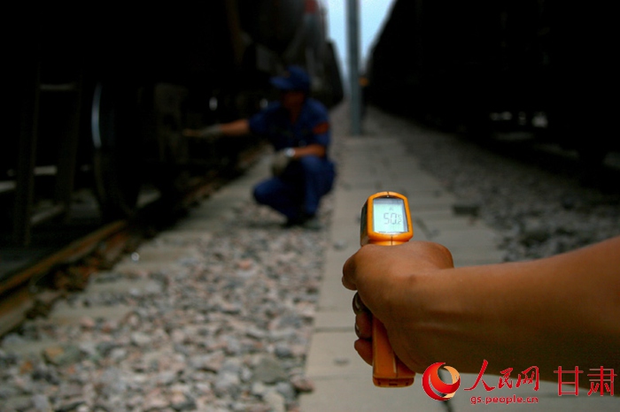 7��29�գ��ر��¶��Ѿ��ﵽ��50��ȣ���·�������ڼ�ֹ��� ���ĸ� �� 