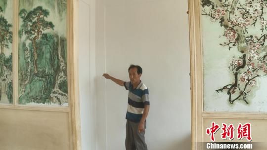 图为通过捆绑、注入钢筋加固房屋上下圈梁、房屋结构柱,使得危房圈梁、过梁、门窗、抗震柱形成闭合有效拉接。 崔琳 摄 图为通过捆绑、注入钢筋加固房屋上下圈梁、房屋结构柱,使得危房圈梁、过梁、门窗、抗震柱形成闭合有效拉接。 崔琳 摄