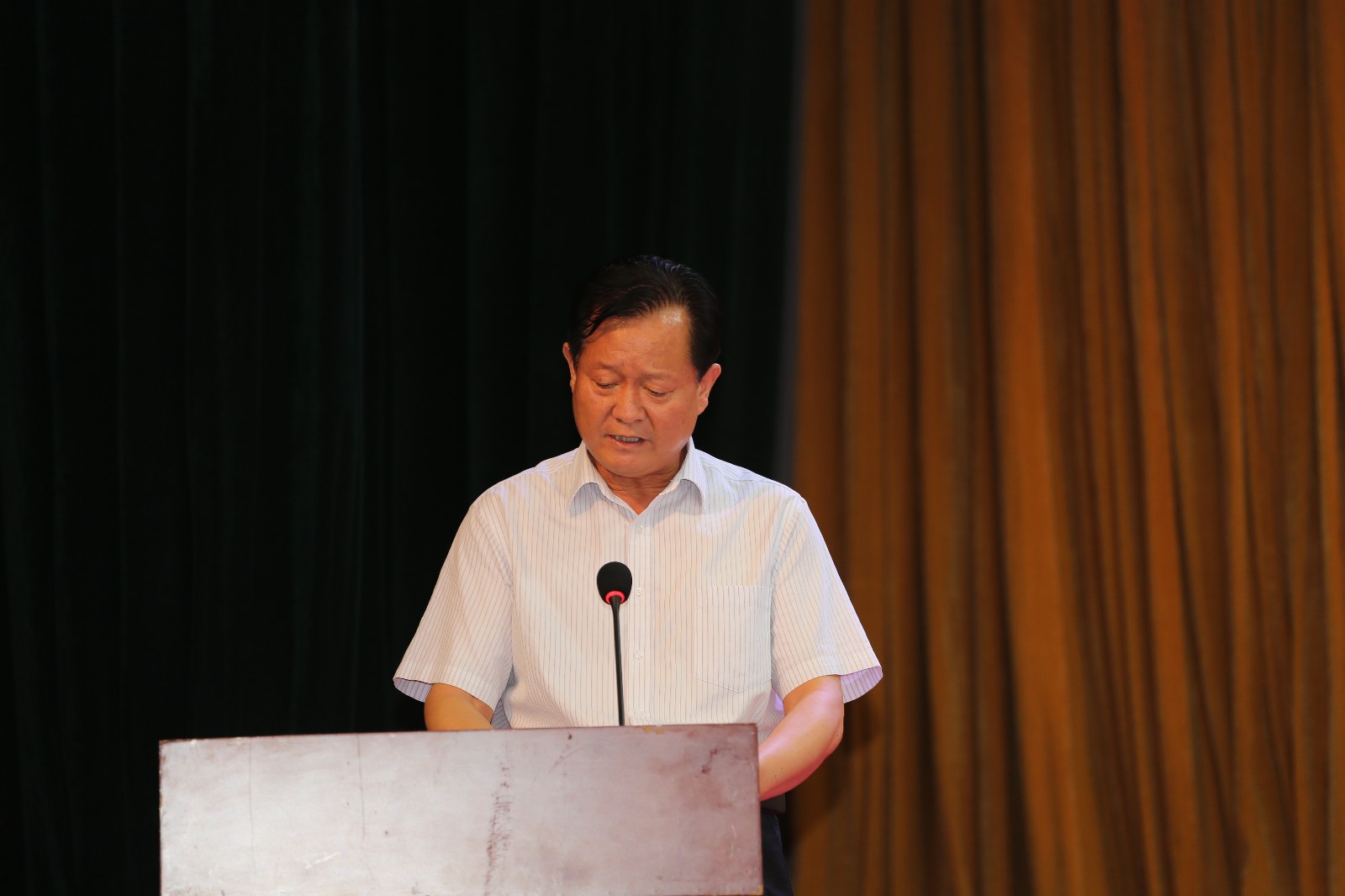 爱心企业代表省信用联社党委委员、工会主席贾涛发言、.JPG 爱心企业代表省信用联社党委委员、工会主席贾涛发言、.JPG