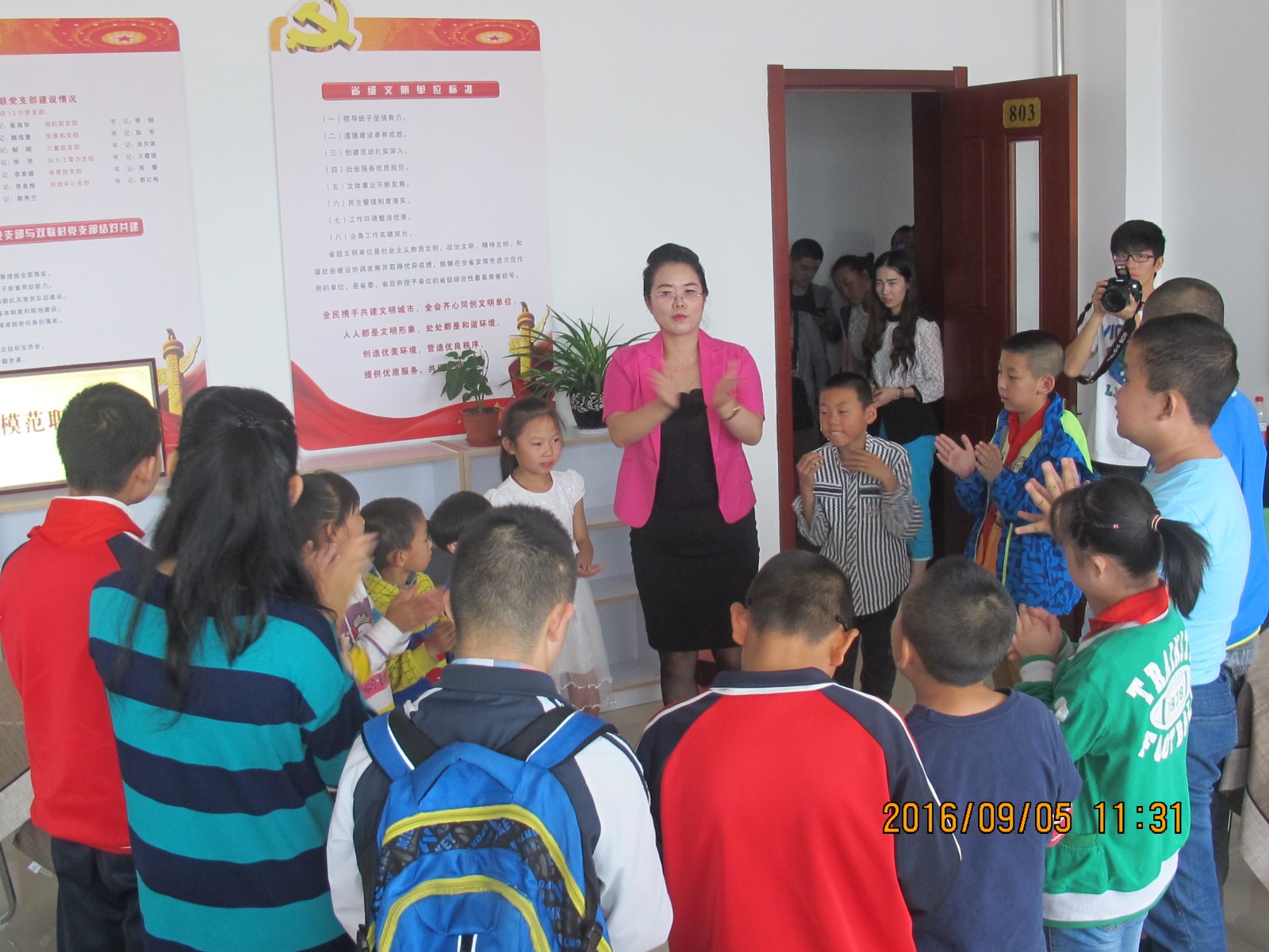 心理咨询师与参加活动儿童进行互动游戏。.JPG 心理咨询师与参加活动儿童进行互动游戏。.JPG