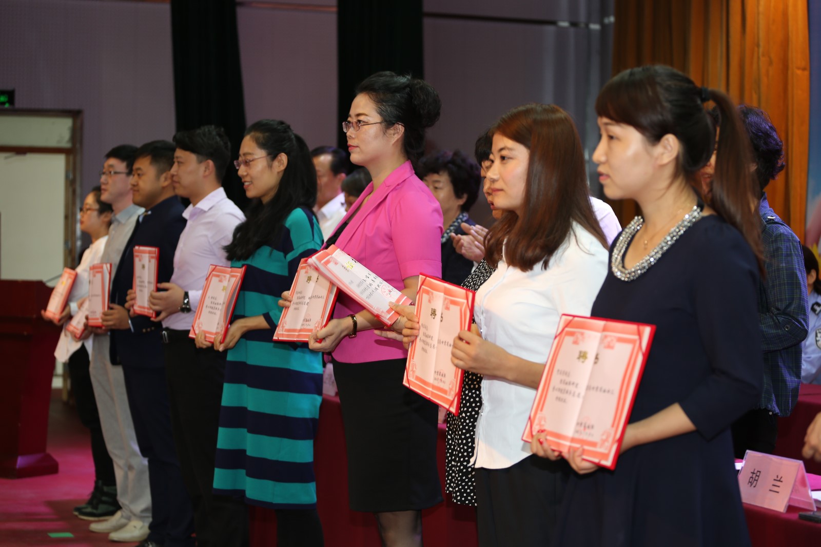 为妇女儿童心理健康咨询师颁发公益聘书.JPG 为妇女儿童心理健康咨询师颁发公益聘书.JPG