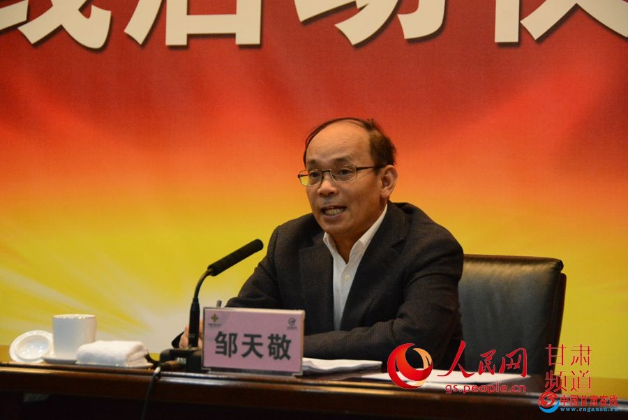 全国供销总社副主任邹天敬在会上做报告(段世昌 摄)