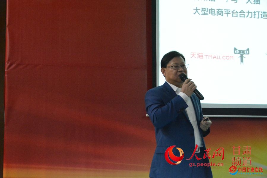 技术专家金大石介绍网上“<a href=http://www.cngansu.cn/news/ target=_blank class=infotextkey>甘肃</a>新供销”(段世昌 摄)