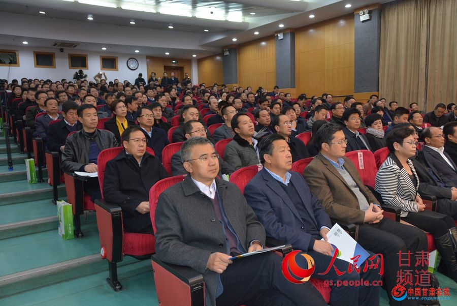 <a href=http://www.cngansu.cn/news/ target=_blank class=infotextkey>甘肃</a>省供销系统职工认真学习会议精神(段世昌 摄)