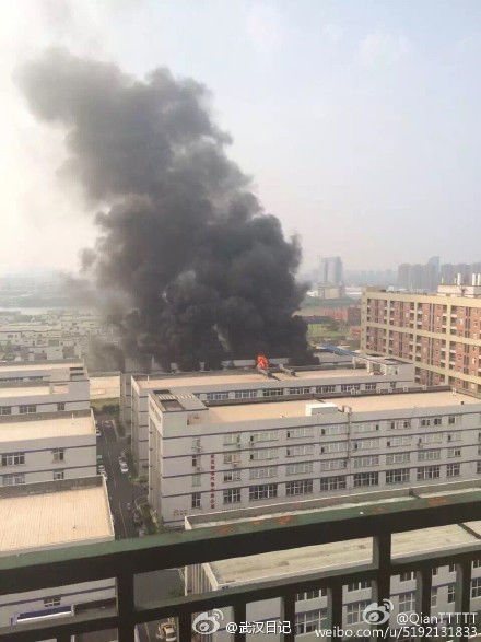 网友拍摄的起火时的照片