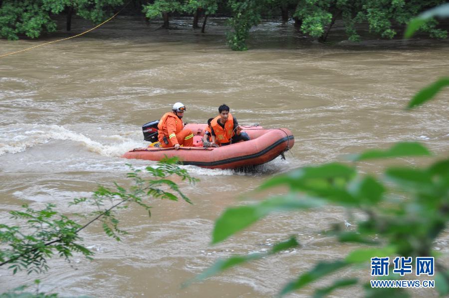 (新华网)(2)贵州安顺7人被困河中孤岛 消防施救后安全脱困