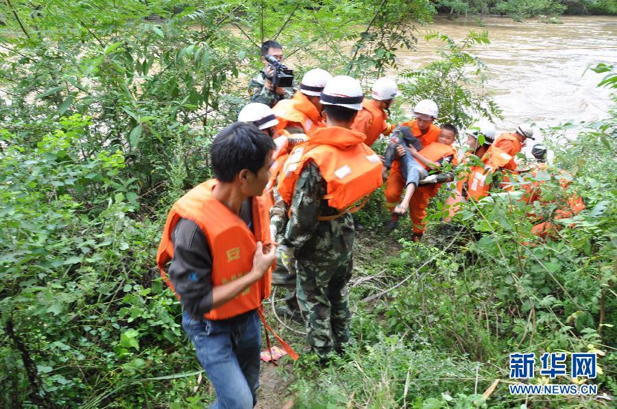 (新华网)(4)贵州安顺7人被困河中孤岛 消防施救后安全脱困