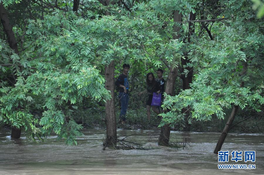 (新华网)(1)贵州安顺7人被困河中孤岛 消防施救后安全脱困