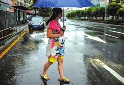 本报综合 29日下午3点38分,备受公众关注的湖南“12岁妈妈”、今年14岁的湖南祁阳县少女思思(化名)在当地医院剖腹顺利产下一女。据一直守护在医院的思思父亲李春生介绍,女婴重6斤2两,看上去很健康,目前母女平安。