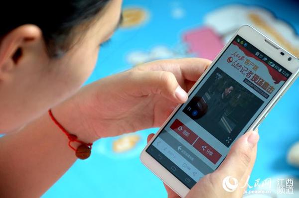 市民通过人民日报客户端观看阅兵现场直播。