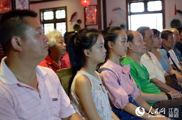 众市民围聚一堂观看直播盛况。