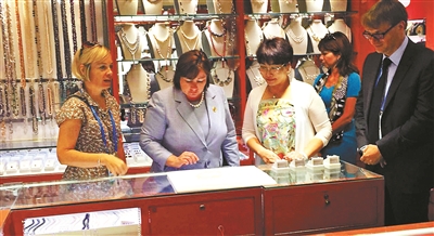 本报讯(记者 王薇) 9月3日<a href=http://www.cngansu.cn/news/shizhou/ target=_blank class=infotextkey>中国</a>人民抗日战争暨世界反法西斯战争胜利70周年纪念大会举行,多国政要应邀前来参加。观礼结束后,部分政要夫人对北京进行了一次亲密接触,购物自然不会少,外国人常去的北京的秀水街市场自然成了第一站。