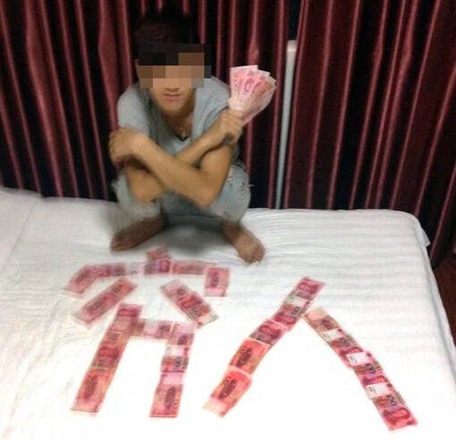 重庆两男子行窃后拍炫富照片成警方破案线索(图)