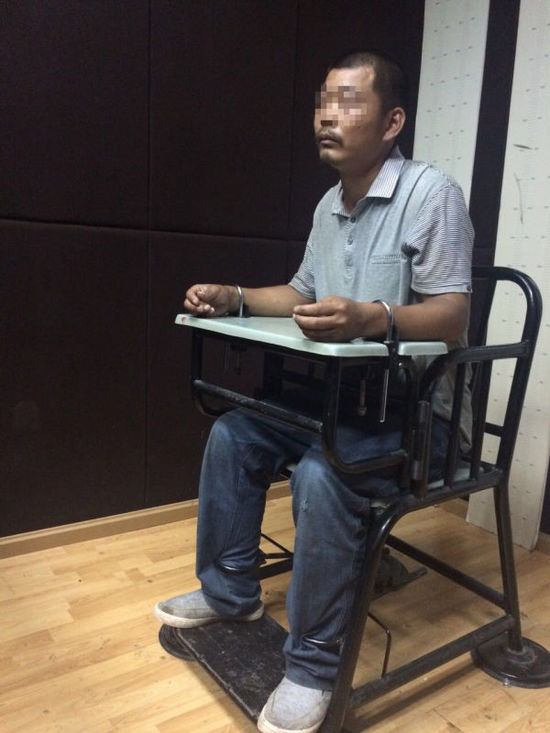 犯罪嫌疑人盛某某在接受警方调查。