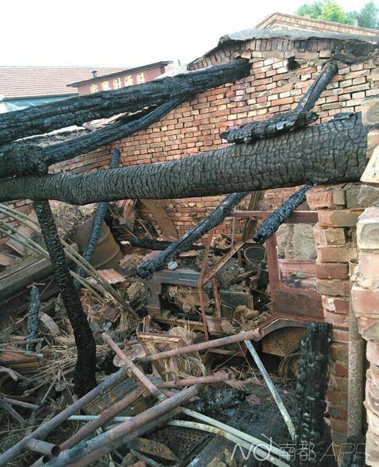 房子内部烧焦的木头。