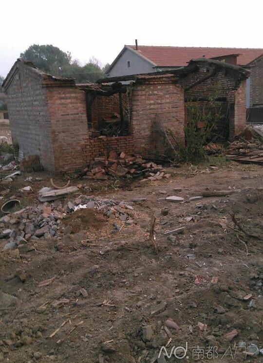 村干部表示事发房屋此前是茅坑。