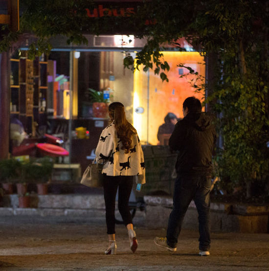 澎湃新闻记者通过社交软交约到“白色外套女”,其提议前往丽江古城“incubus”酒吧。