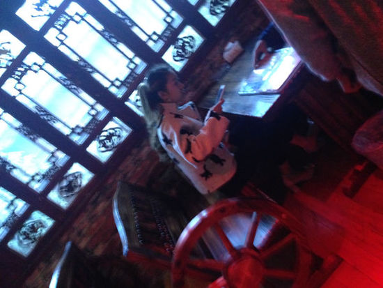 白色外套女与阿城落座后点单。