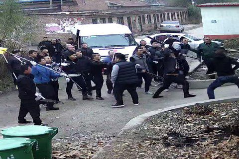 20余名青壮男子,手持砍刀、铁锹、铁棍、铁叉等器具,在门口砍倒一人后冲进院内