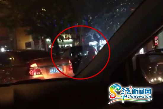 目击者拍摄视频显示,一辆无牌越野车被交警拦停(红圈内为涉事越野车)。视频截图