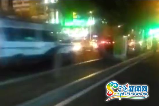 目击者拍摄视频显示,一辆无牌越野车被交警拦停。视频截图