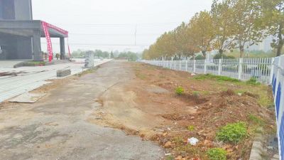 本应属于市政绿地被地产商损毁后圈进自家院子