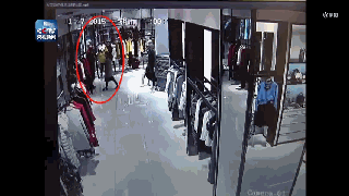 谎称为女友买衣服,由同伙先将店员支走