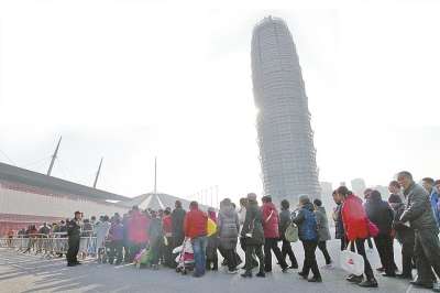 上合会议场馆免费向公众开放第一天迎来大量游人