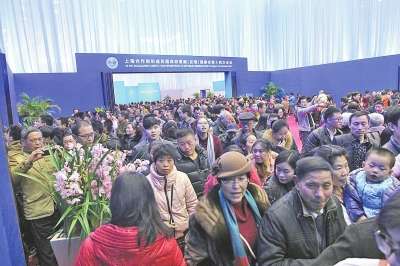 上合会议场馆免费向公众开放第一天迎来大量游人