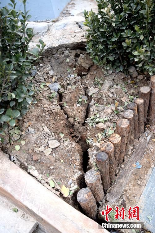 12月22日上午,姚家街道办及国土资源局相关工作人员赶到事发现场,为了防止山体再次坍塌对市民造成伤害,发生坍塌的现场已经用围栏围住。