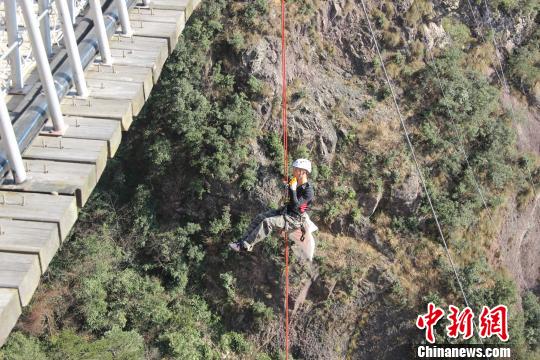 浙江神仙居景区悬崖上出现“蜘蛛侠”(组图)