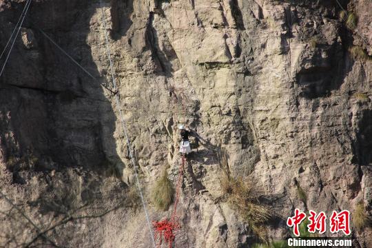浙江神仙居景区悬崖上出现“蜘蛛侠”(组图)